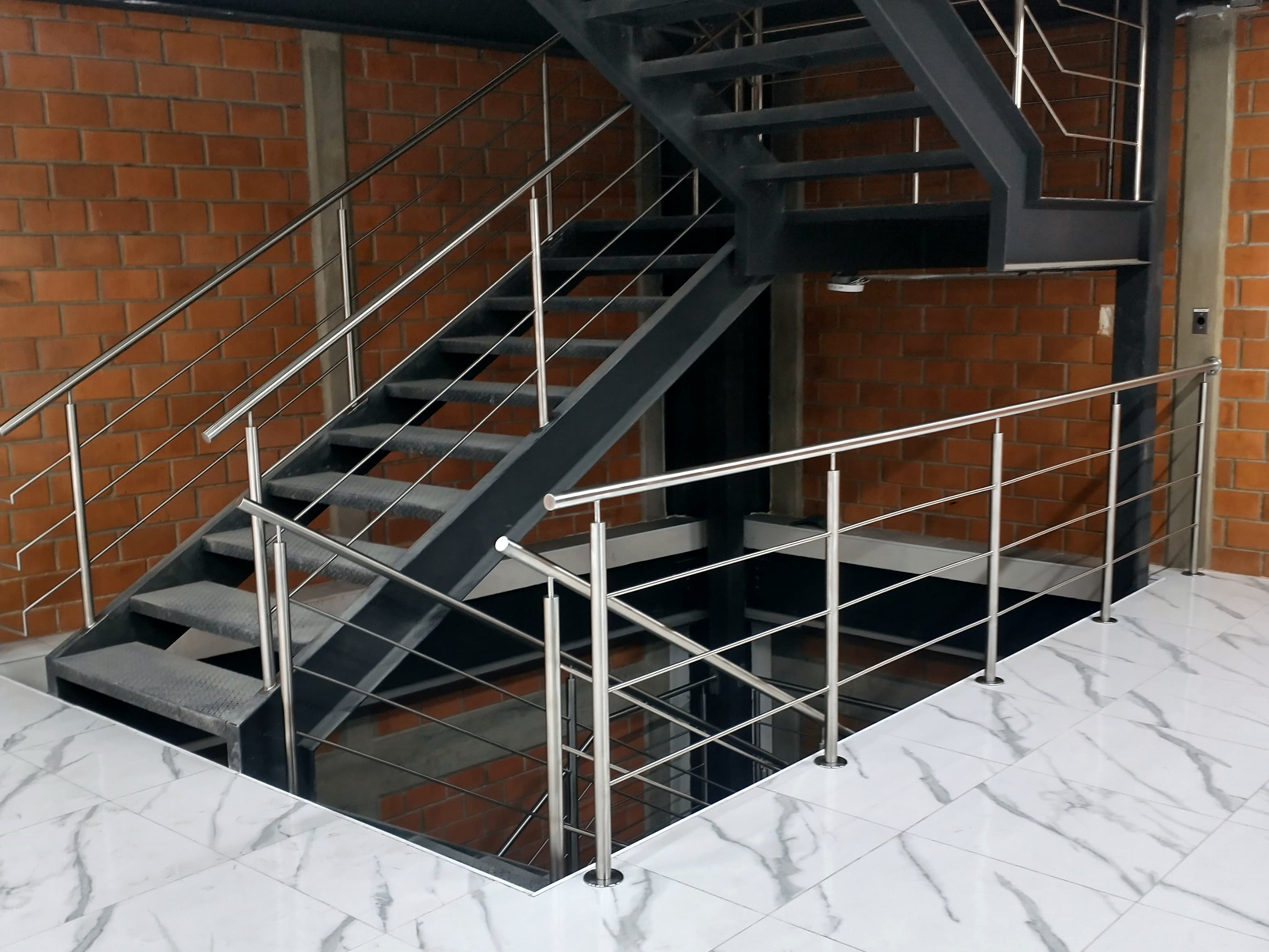 Barandal de acero inoxidable en escalera metálica de nave industrial ubicada en Industrial Vallejo