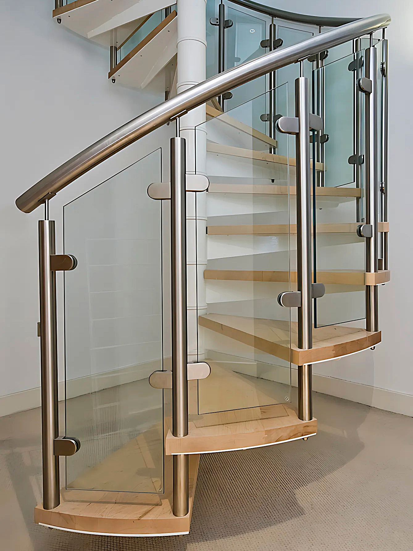 Barandal de vidrio templado y postes inox en escalera de sala contemporanea
