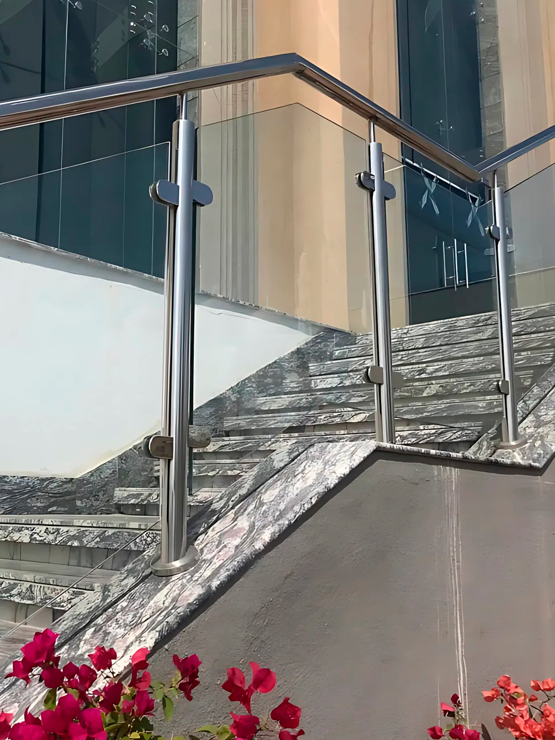 Barandal de vidrio templado y acero en escaleras exteriores de granito