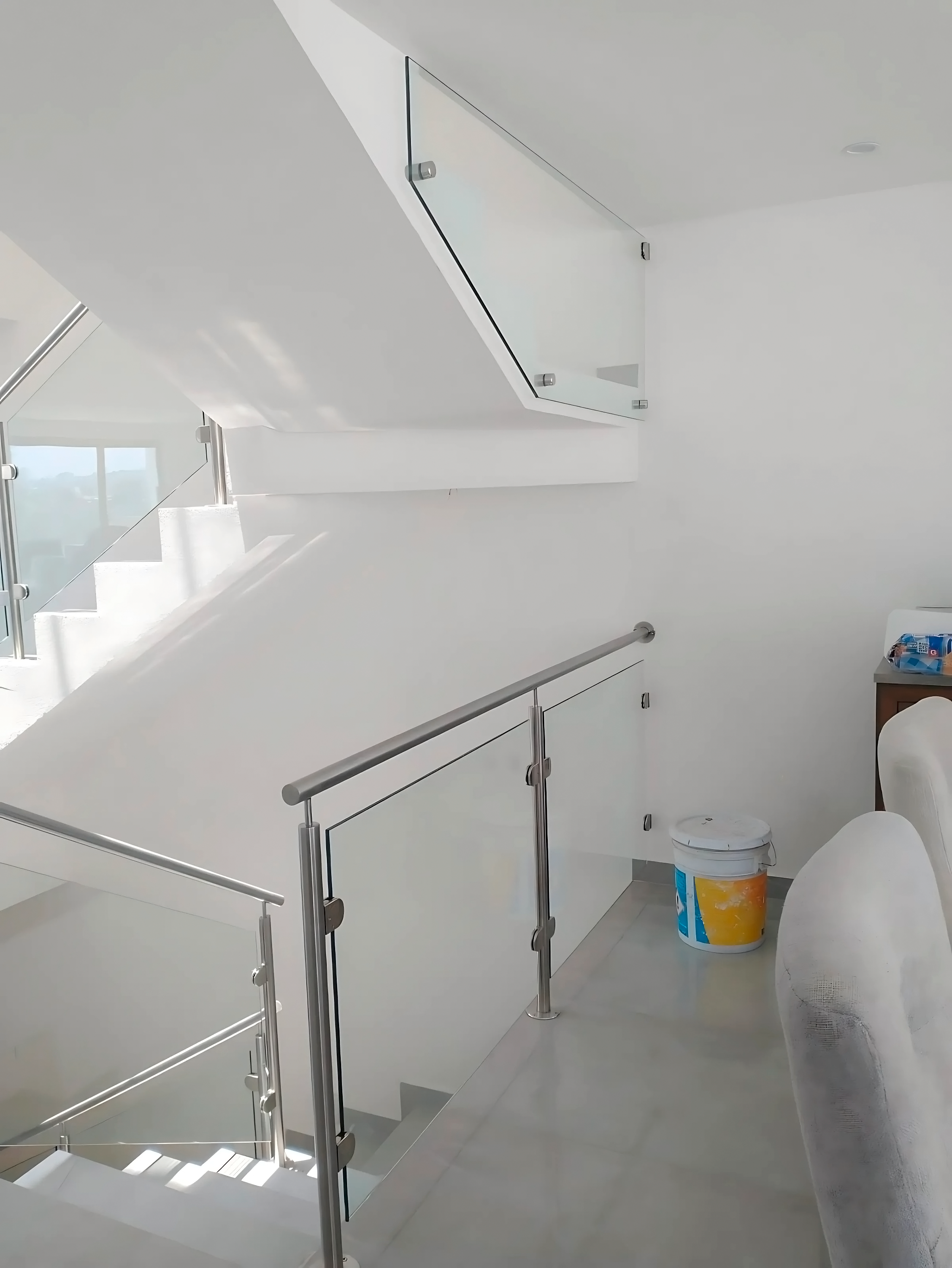 Barandal de vidrio templado en mezzanine blanco de estilo minimalista