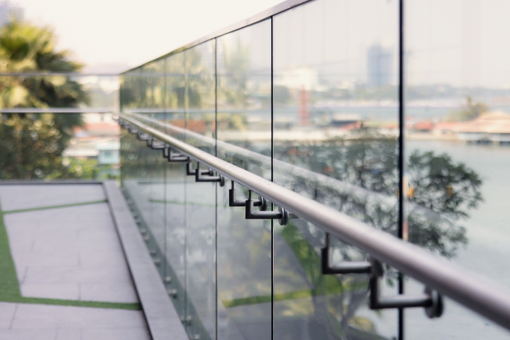 Barandal perimetral de vidrio templado en mezzanine de centro comercial