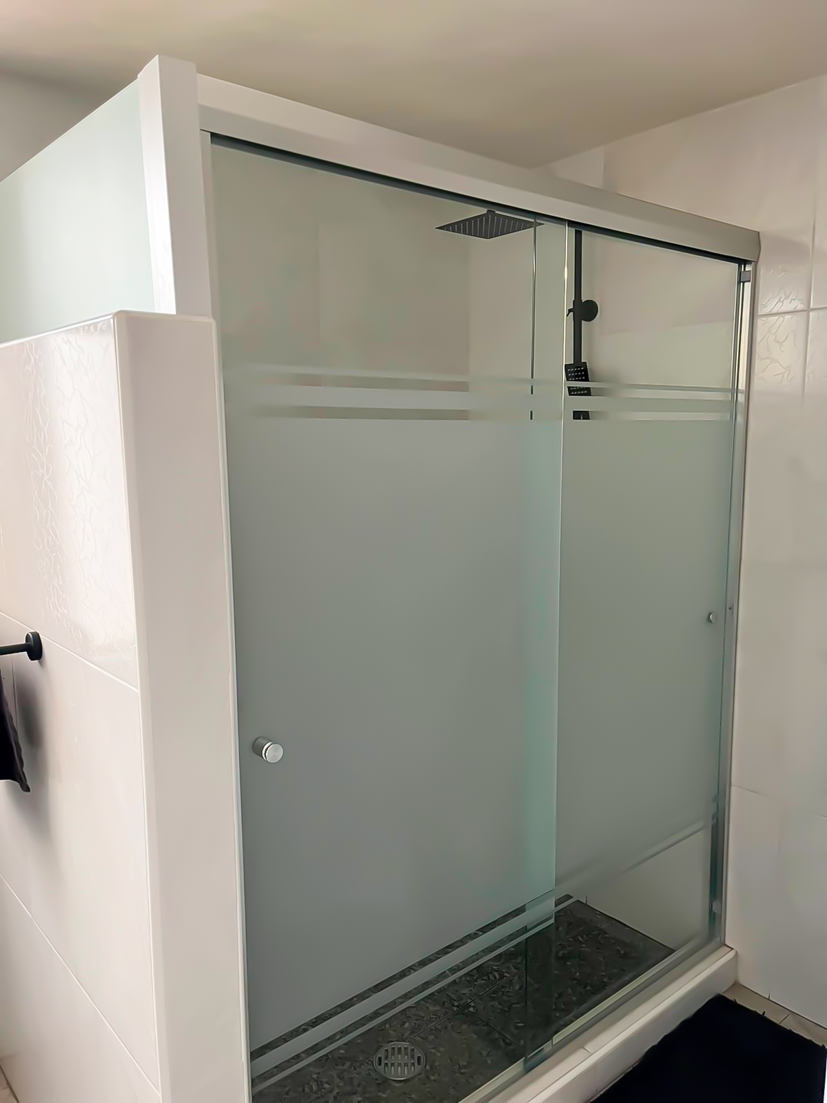 Cancel corredizo con vidrio templado acidado y marco blanco aluminio