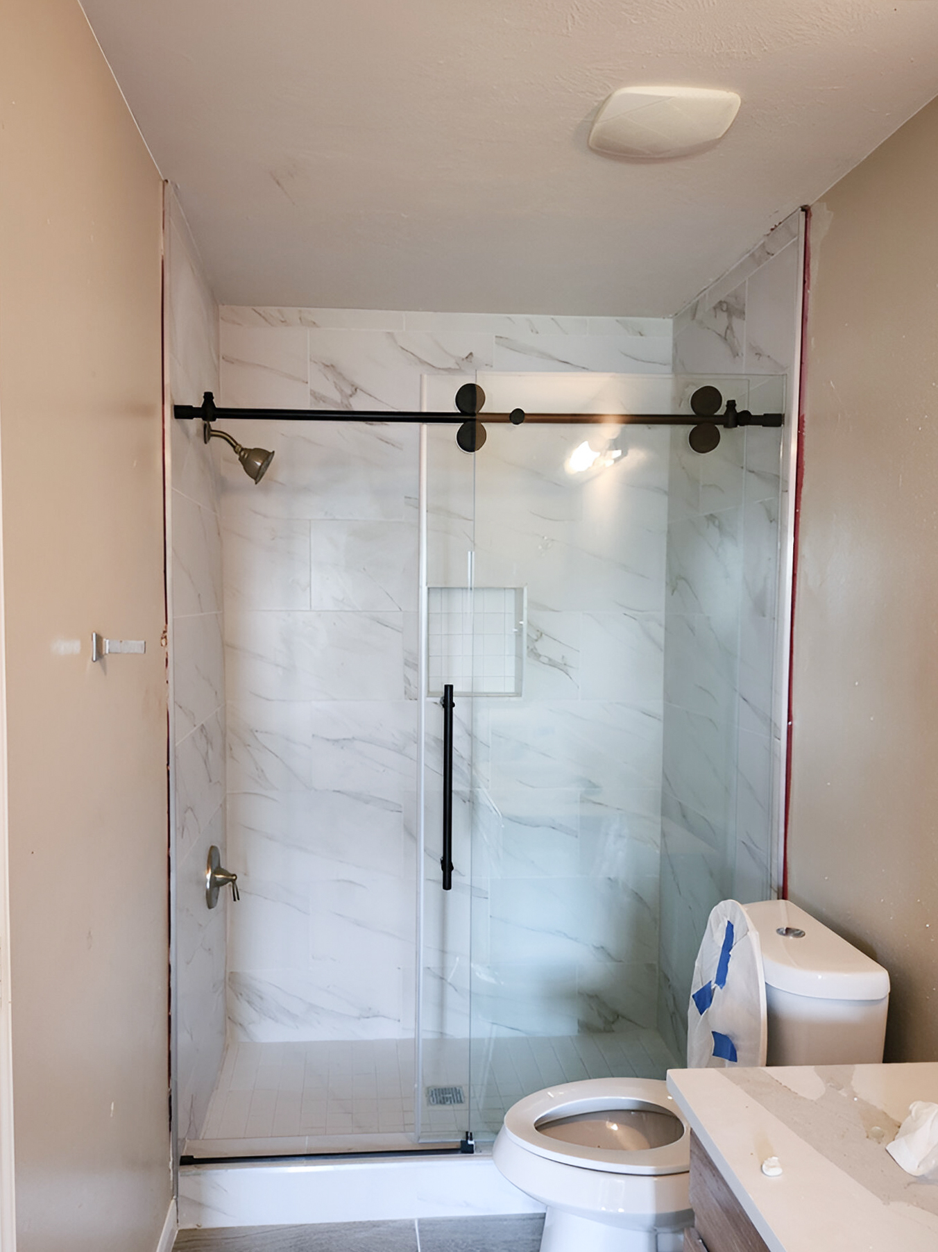 Cancel de vidrio templado con riel negro industrial y puerta corrediza