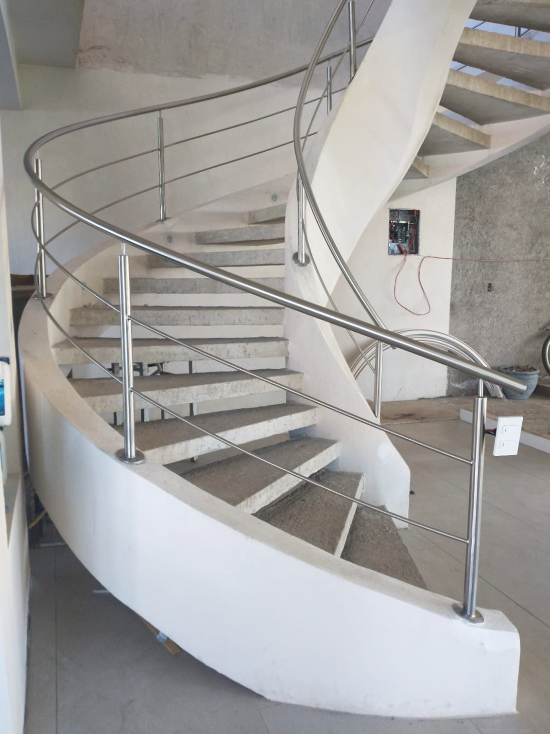 Escaleras en mezzanine de residencia moderna con barandal de acero inoxidable