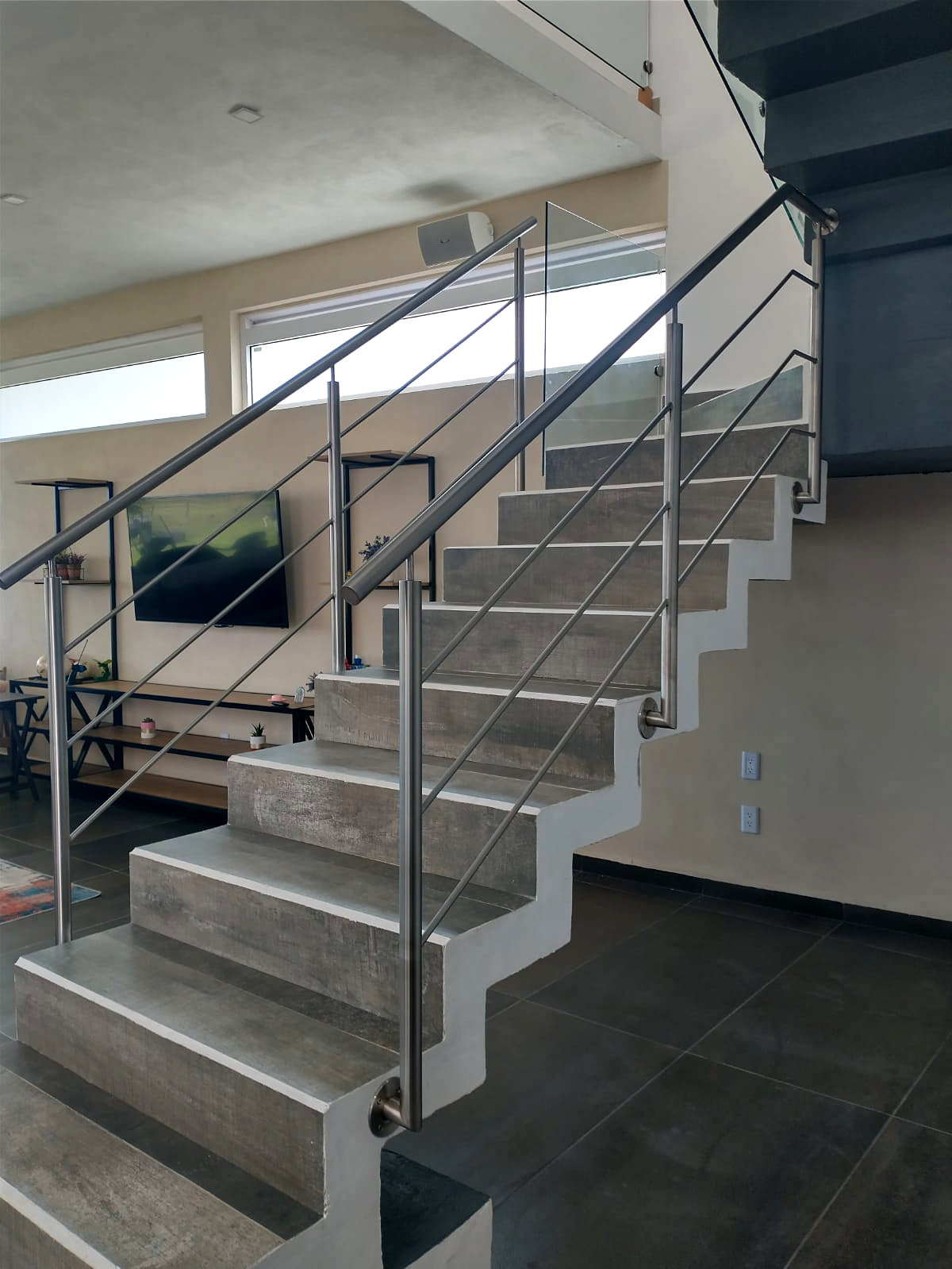 Escaleras a terraza con barandal inoxidable satinado