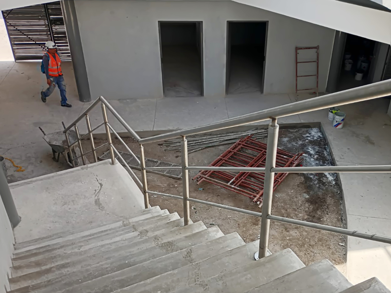 Barandal de acero inoxidable recién instalado en estadio Luis Pirata Fuente