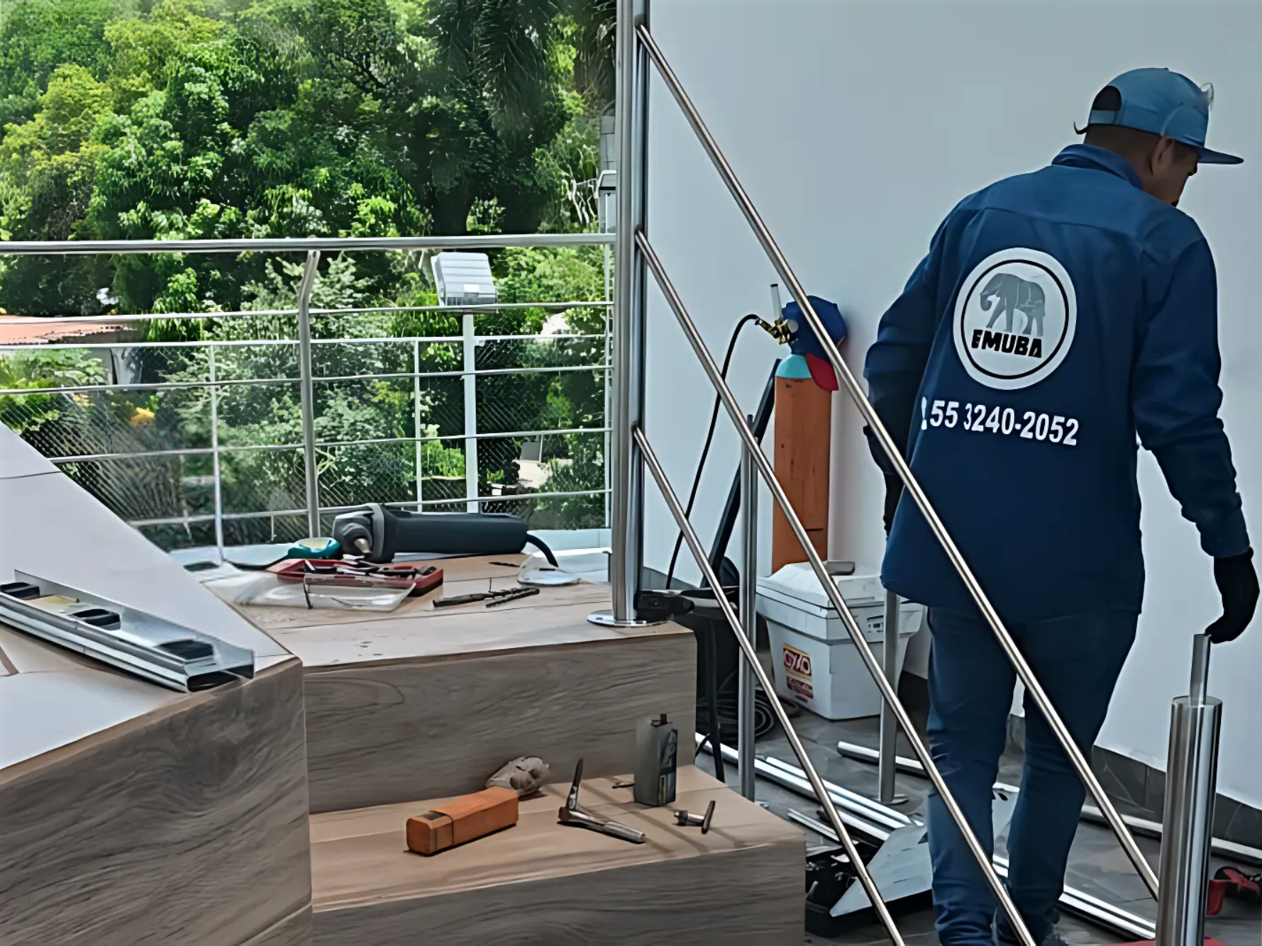 Técnico fijando barandal inoxidable a losa en vivienda residencial