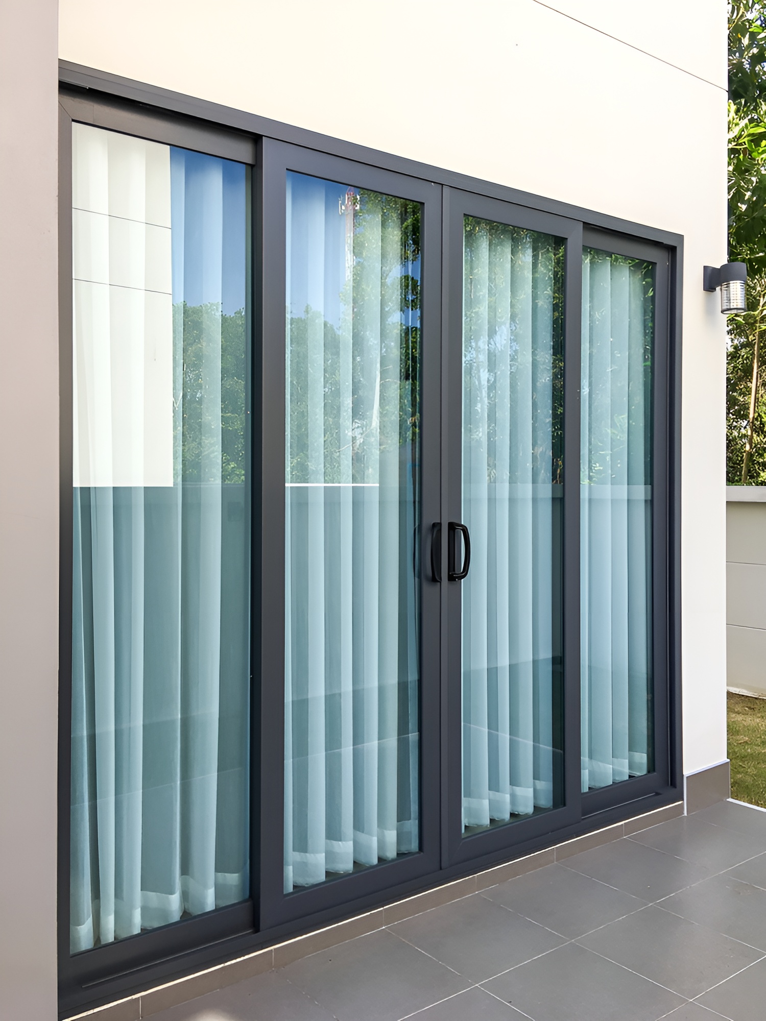 Ventanal corredizo aluminio gris con vidrio templado para terraza