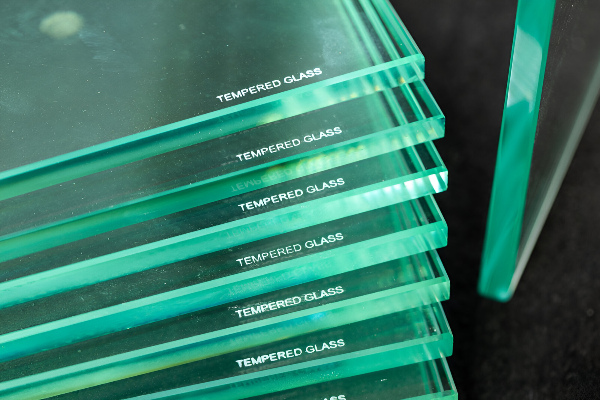 Hojas de vidrio templado ultra-clear listas para fabricar canceles seguros y transparentes